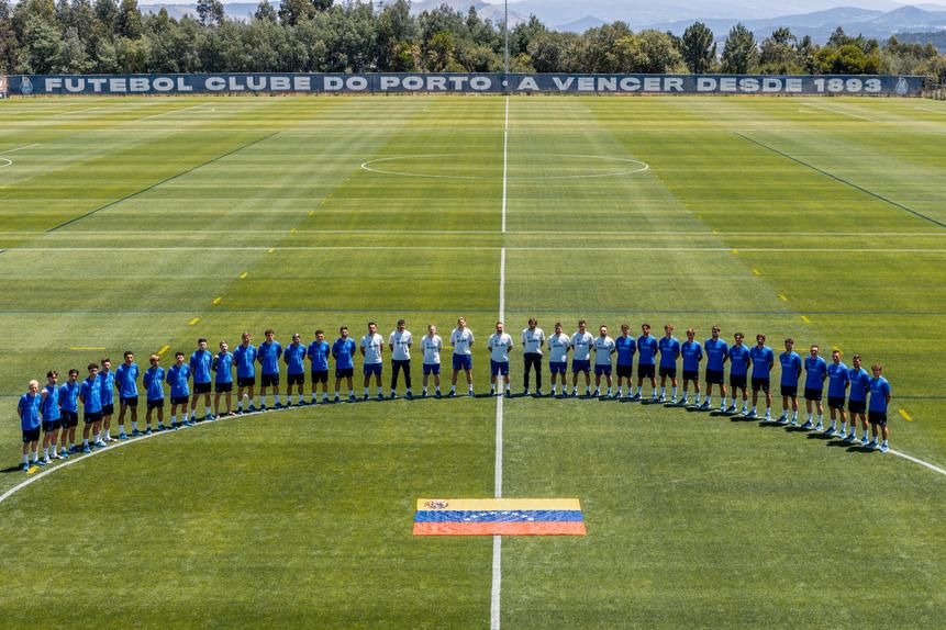Plantel reunido para a homenagem às vítimas do sismo na Venezuela - Foto: FC Porto