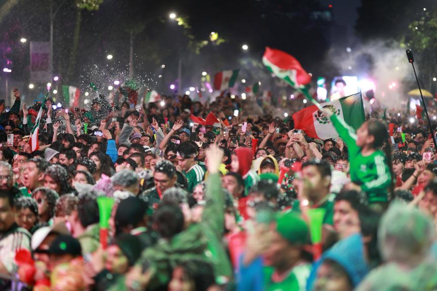 Milhões de mexicanos saíram à rua para celebrarem a passagem aos 'oitavos' do Mundial