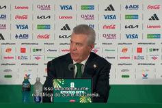 «O que me falta agora mesmo? Um whisky. Curto, com gelo....»