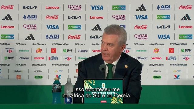«O que me falta agora mesmo? Um whisky. Curto, com gelo....»