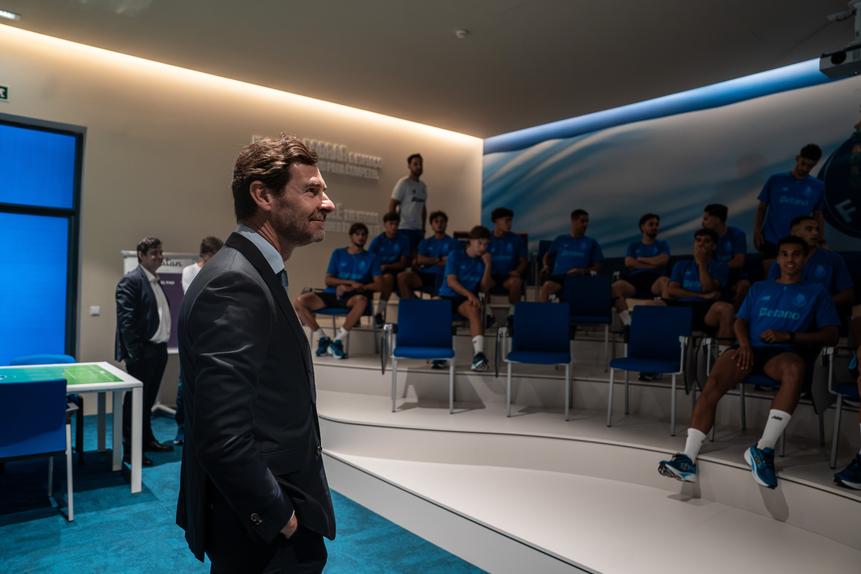 Villas-Boas falou aos jogadores no arranque da pré-época portista - Foto: FC PORTO