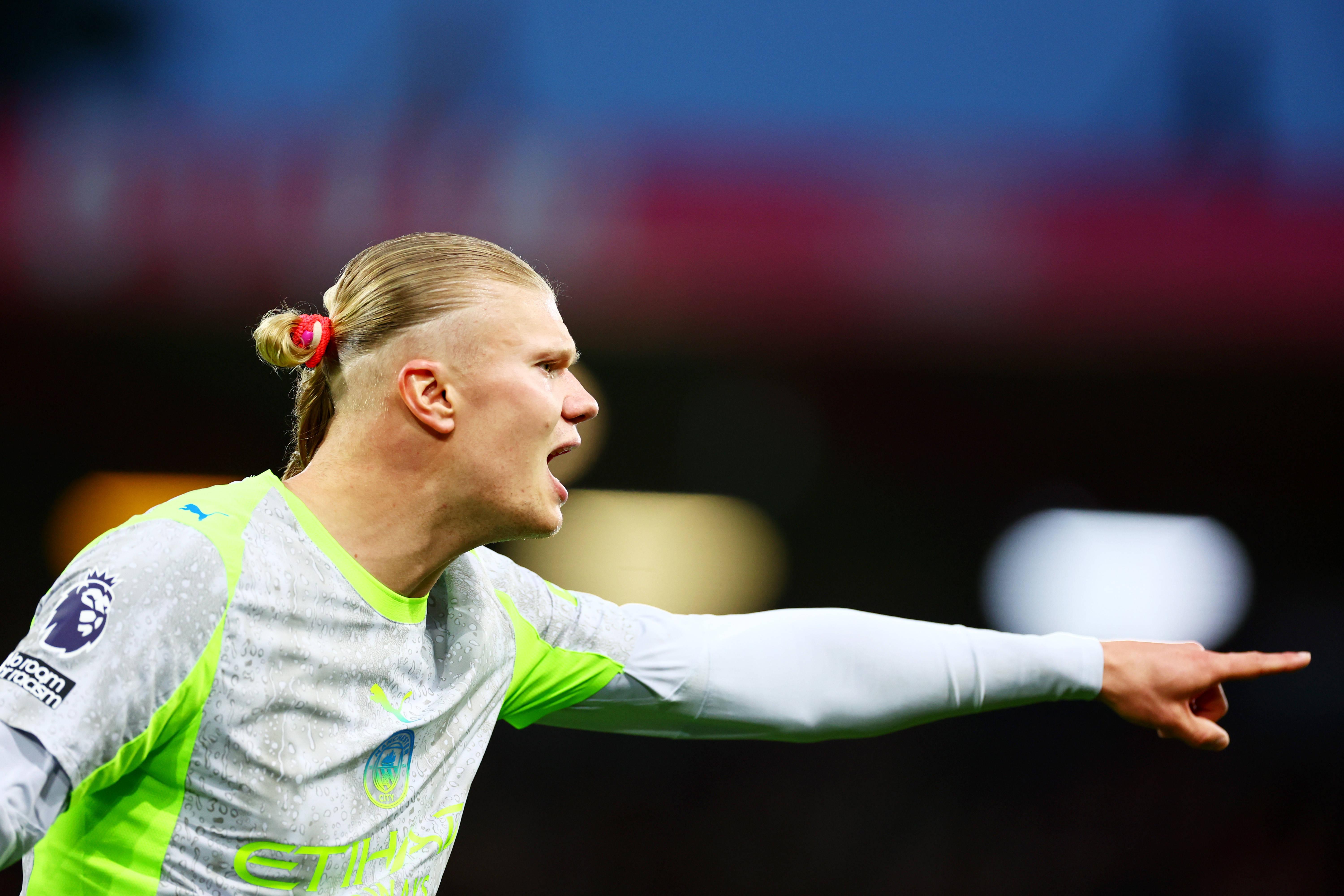 Erling Haaland combina as fitas de cabelo com o equipamento - foto Imago