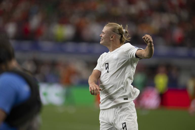 Erling Haaland combina as fitas de cabelo com o equipamento - foto Imago