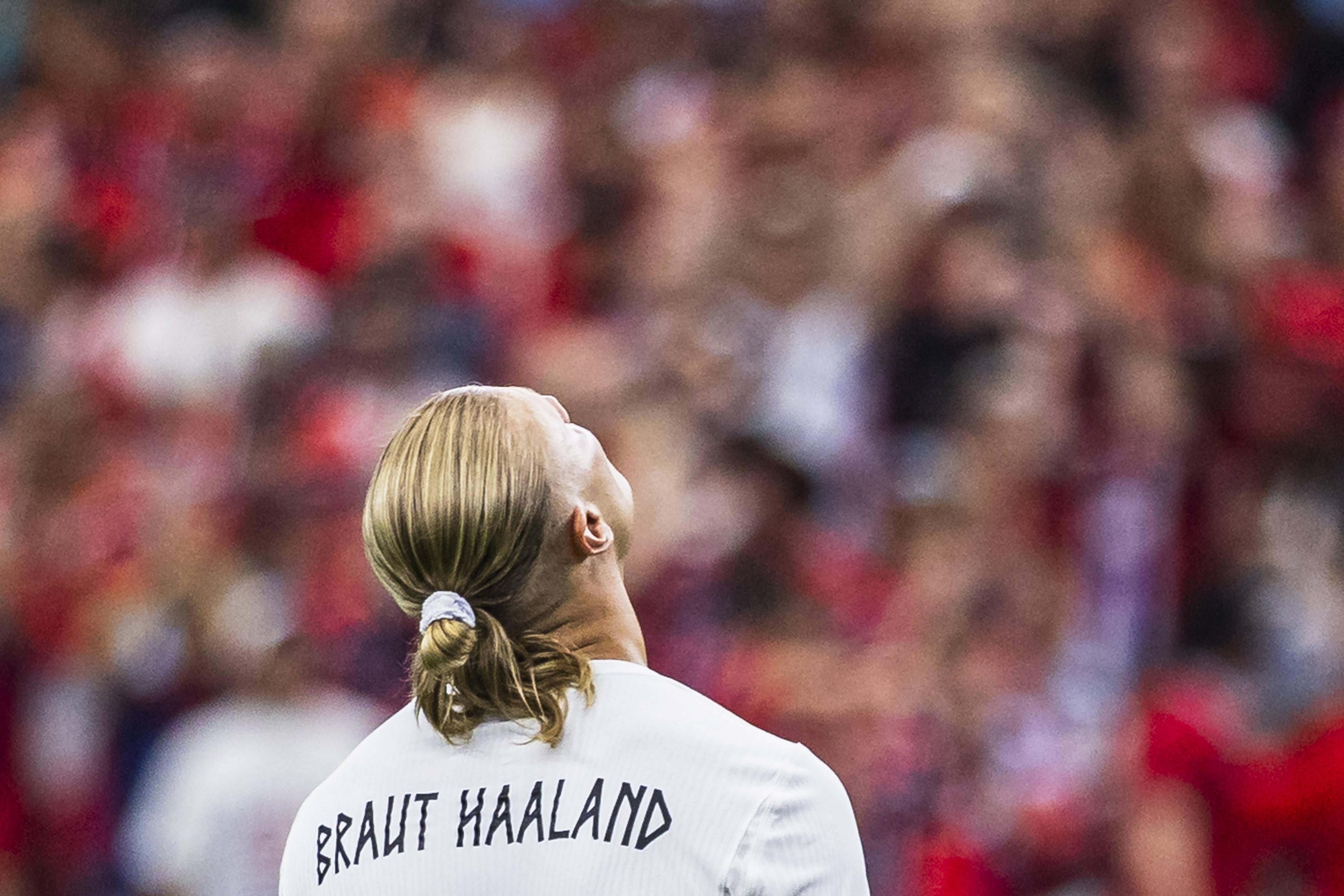 Erling Haaland combina as fitas de cabelo com o equipamento - foto Imago