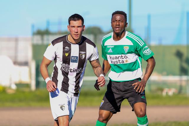 Nuno Pereira (à esquerda) brilhou no meio-campo do Portimonense (clube) na última época - Foto: Portimonense