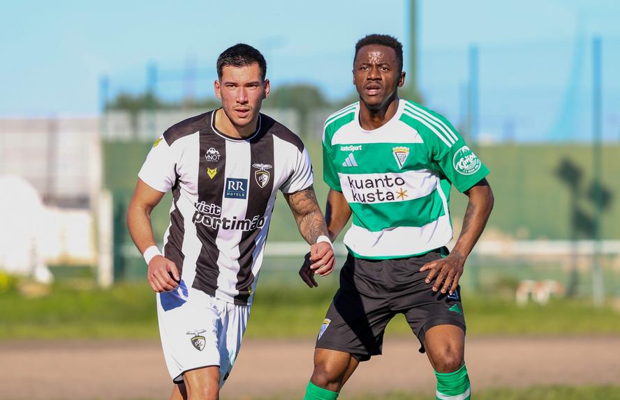 Nuno Pereira (à esquerda) brilhou no meio-campo do Portimonense (clube) na última época - Foto: Portimonense