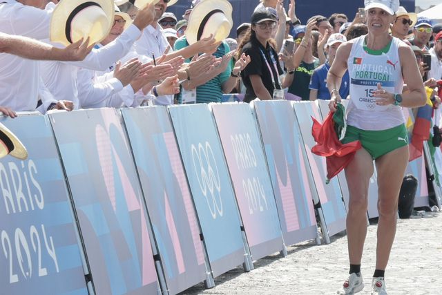 Quem diz que Cabecinha correu sozinha? Ovação foi medalha antes do abraço de Vitória