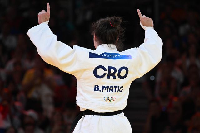 Pai de campeã olímpica detido após beijo forçado a voluntária