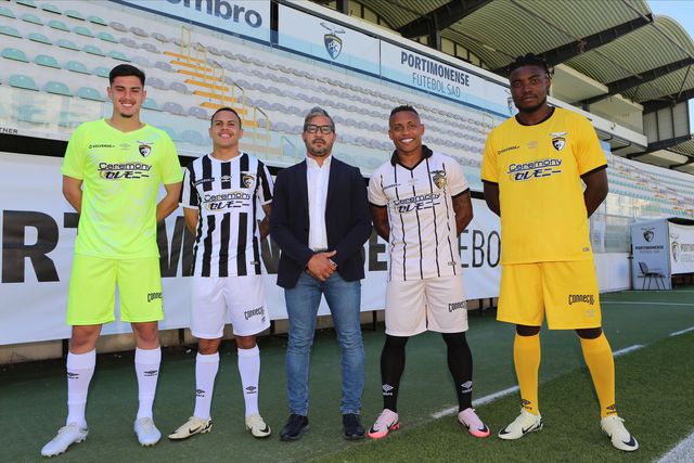 Portimonense com mais quatro reforços para atacar regresso à Liga