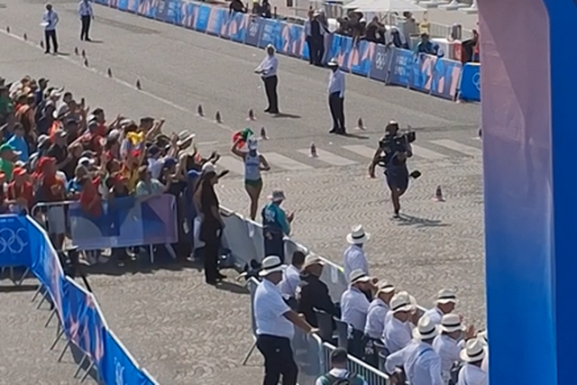 Cabecinha foi mãe há três meses e acabou a carreira sob ovação em Paris