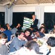 Bobby Robson orientou o Sporting de 1992 a 1994 e nesta imagem recebe uma camisola dos leões na despedida do treinador inglês, na altura despedido por Sousa Cintra, do clube verde e branco