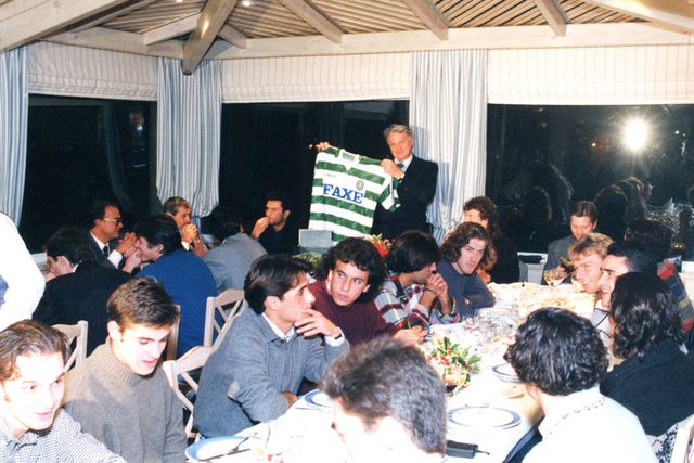 Bobby Robson orientou o Sporting de 1992 a 1994 e nesta imagem recebe uma camisola dos leões na despedida do treinador inglês, na altura despedido por Sousa Cintra, do clube verde e branco
