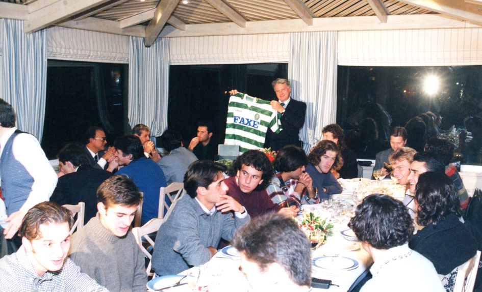 Bobby Robson orientou o Sporting de 1992 a 1994 e nesta imagem recebe uma camisola dos leões na despedida do treinador inglês, na altura despedido por Sousa Cintra, do clube verde e branco