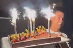 Surpresa de Ronaldo leva funcionário do Al Nassr às lágrimas (vídeo)