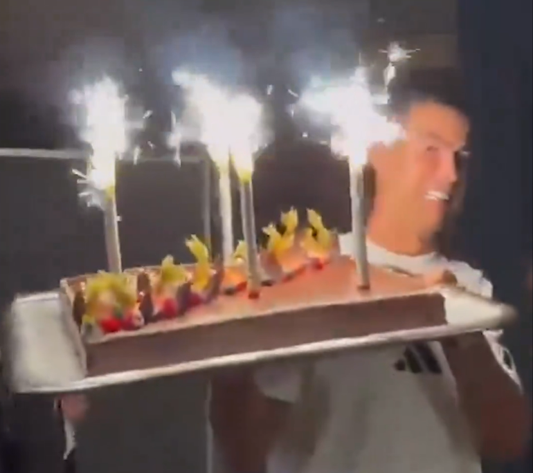 Surpresa de Ronaldo leva funcionário do Al Nassr às lágrimas (vídeo)