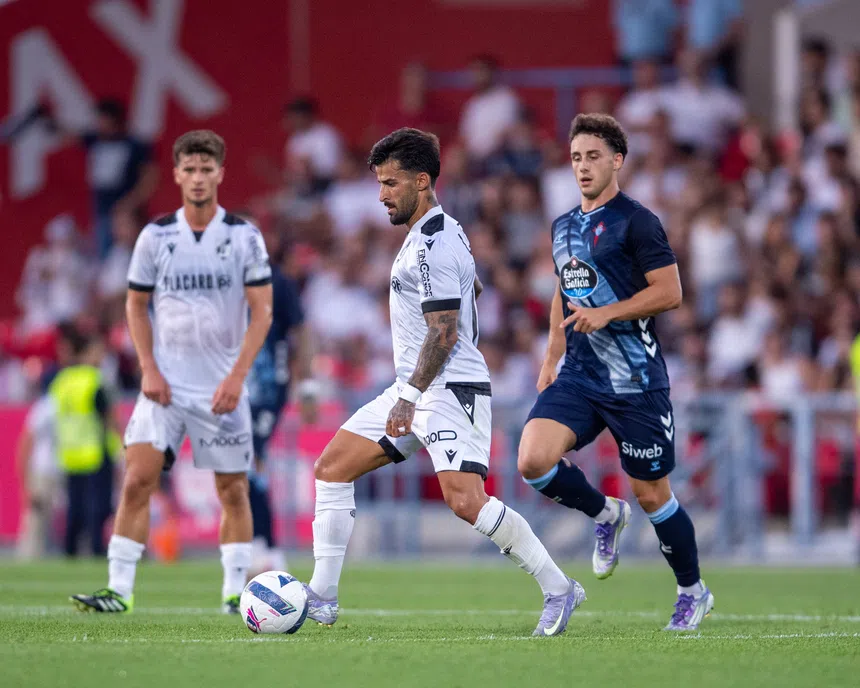 Vitória esmaga Celta! Charles é muralha