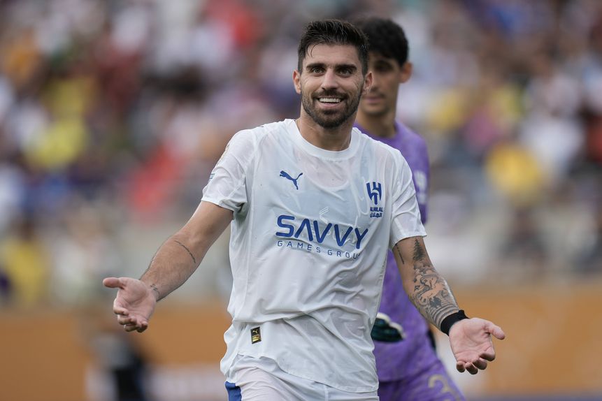 Rúben Neves a sorrir com a camisola do Al Hilal