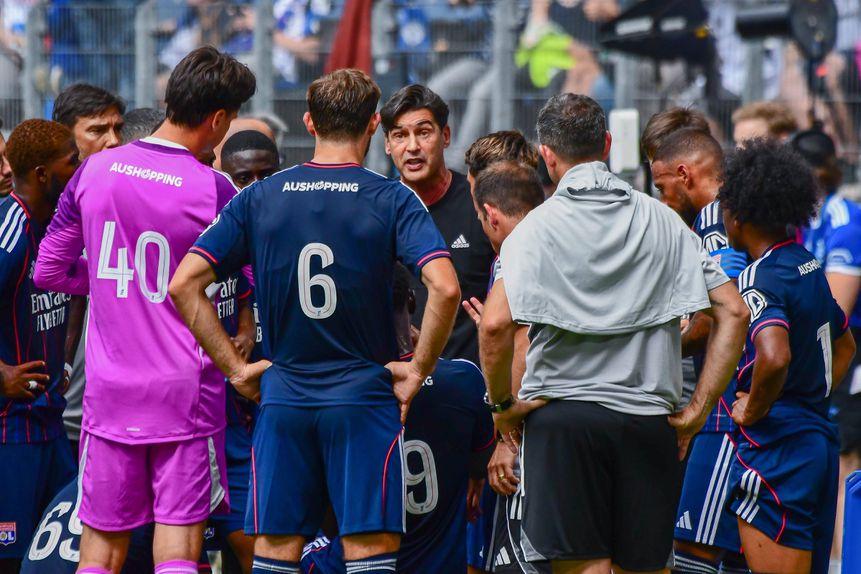 Paulo Fonseca, treinador do Lyon, dá indicações aos seus jogadores durante um jogo da Ligue 1. Este sábado, 2 de agosto, o emblema francês defronta o Bayern em encontro particular