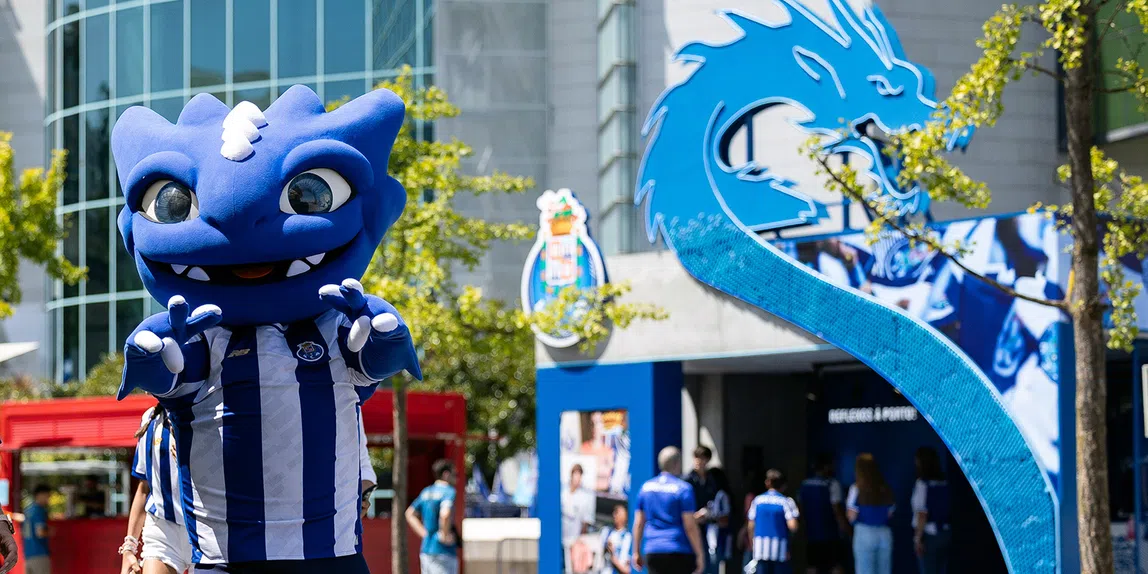 Dragão em festa! Apresentação com fogo