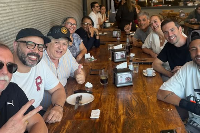 Neymar levou funcionários do Santos para almoçar numa churrascaria. Foto Neymar/Instagram