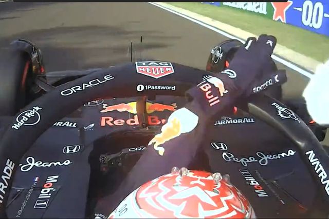 Insólito: Verstappen atirou (literalmente) a toalha ao chão! (vídeo)