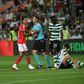 Fábio Veríssimo separa jogadores na final da Supertaça, que o Benfica ganhou ao Sporting (foto: Miguel Nunes)