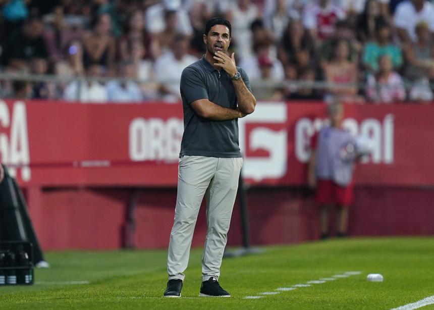 Mikel Arteta durante a partida em Girona - Foto: IMAGO