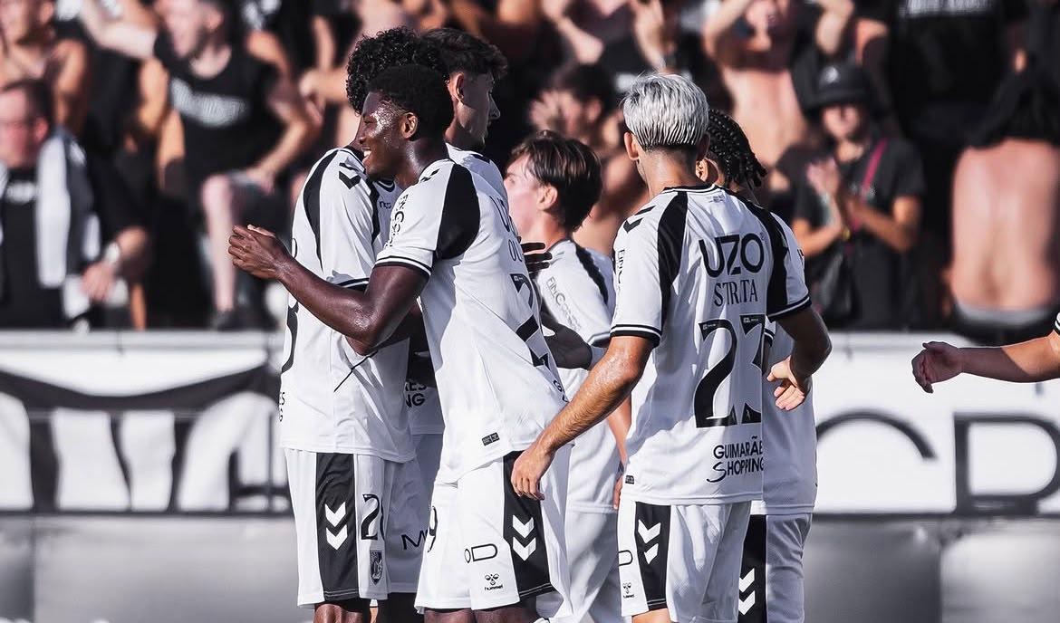 Vitorianos celebram o golo de Patrick Ouotro - Foto: Vitória de Guimarães