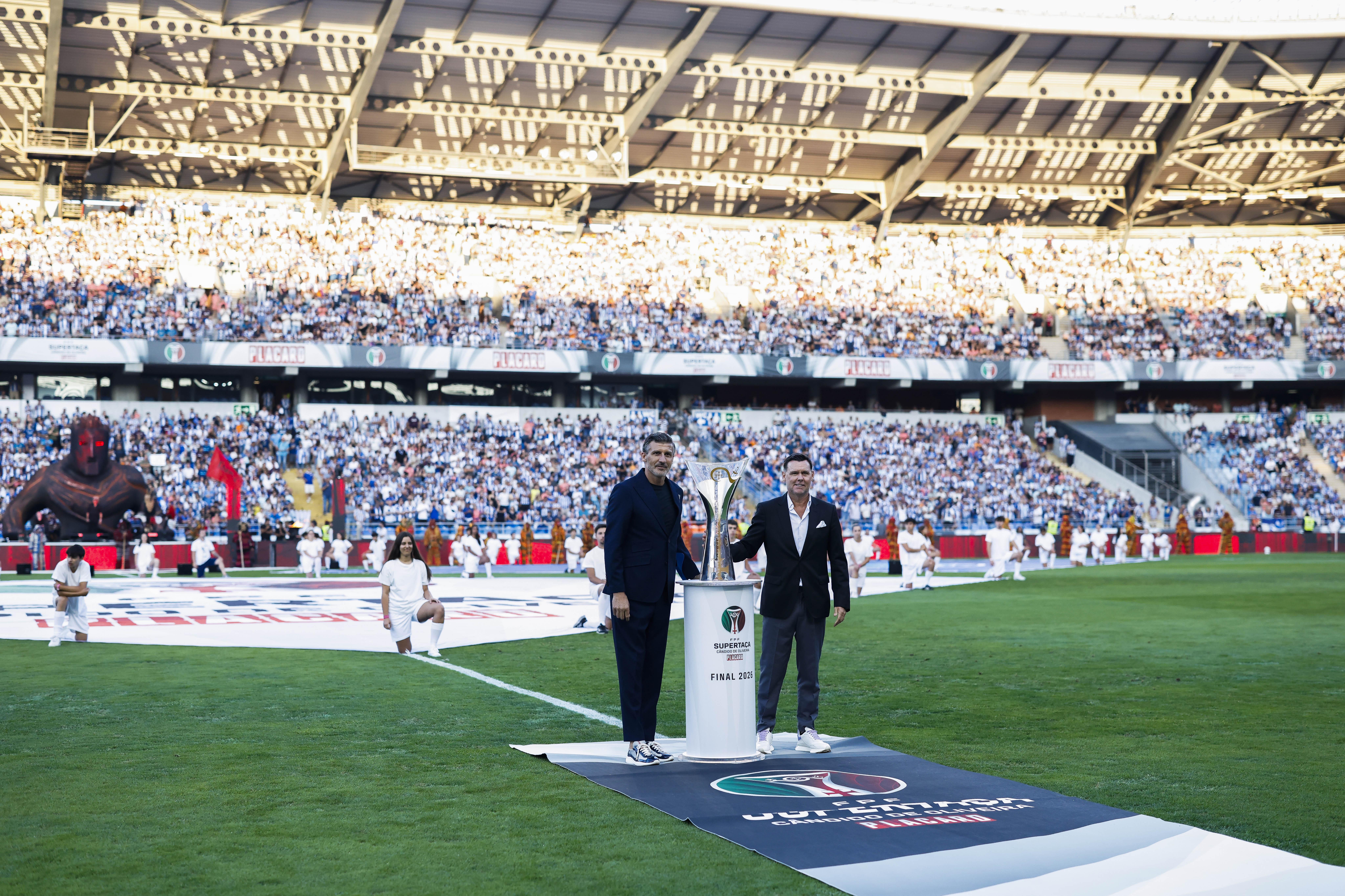 Nélson e Maniche apresentam troféus. Foto: FPF (FC Porto-Torreense)