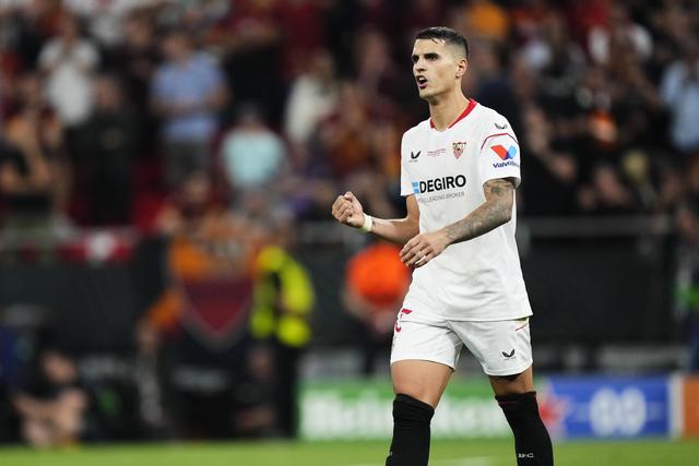 Ex-internacional argentino e vencedor do prémio Puskás agora é... roupeiro