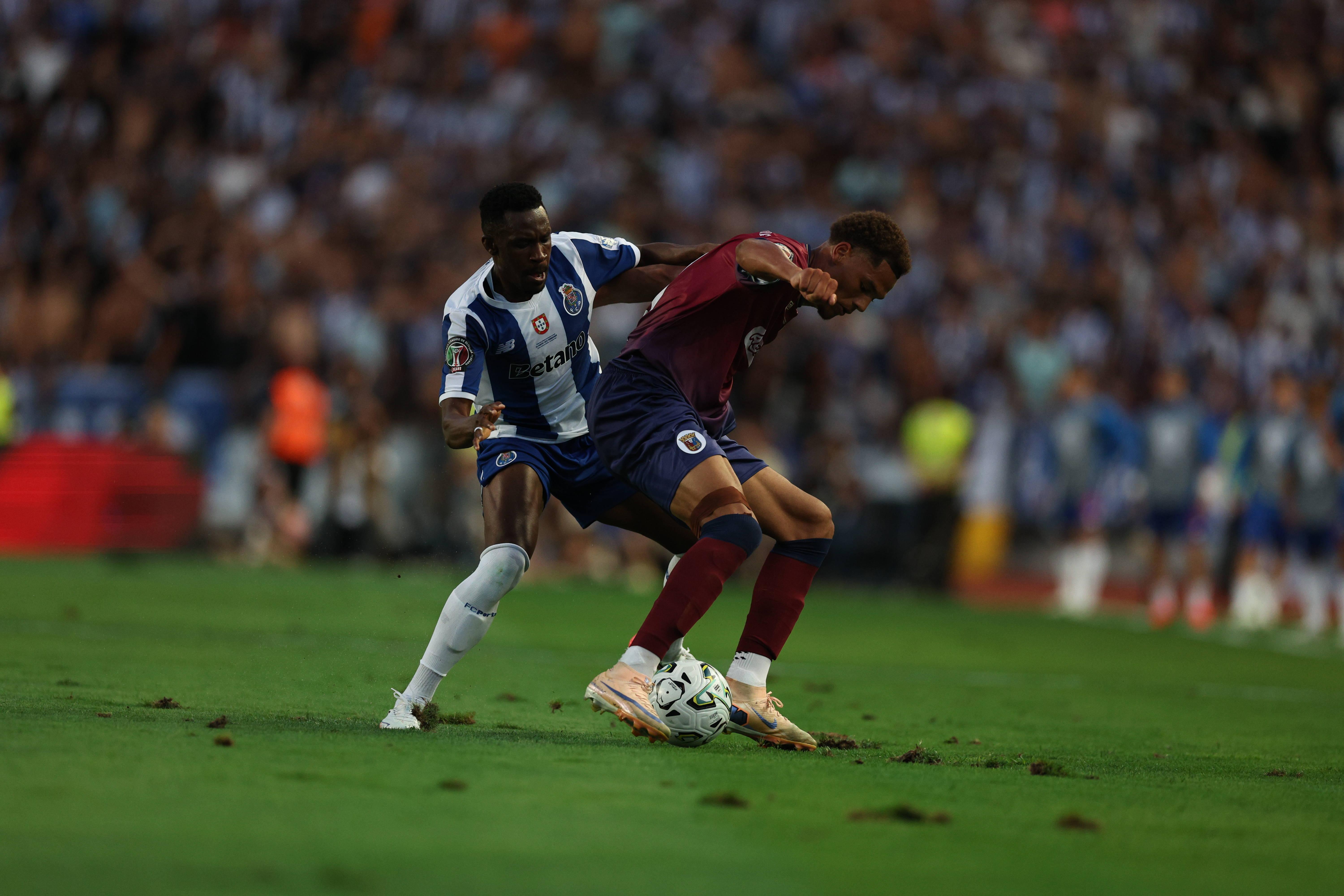 Disputa de bola intensa entre Zaidu e Jatta. Foto: IMAGO (FC Porto-Torreense)
