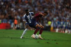 Disputa de bola intensa entre Zaidu e Jatta. Foto: IMAGO (FC Porto-Torreense)