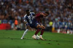 Disputa de bola intensa entre Zaidu e Jatta. Foto: IMAGO (FC Porto-Torreense)