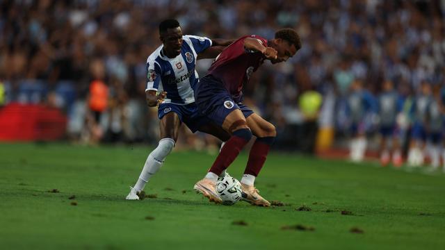 Disputa de bola intensa entre Zaidu e Jatta. Foto: IMAGO (FC Porto-Torreense)