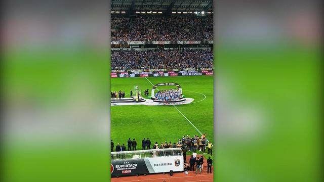 O momento em que o FC Porto celebra o primeiro troféu da temporada