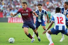 Léo Azevedo conduz o ataque azul e grená. Foto: IMAGO (FC Porto-Torreense)
