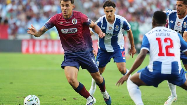 Léo Azevedo conduz o ataque azul e grená. Foto: IMAGO (FC Porto-Torreense)