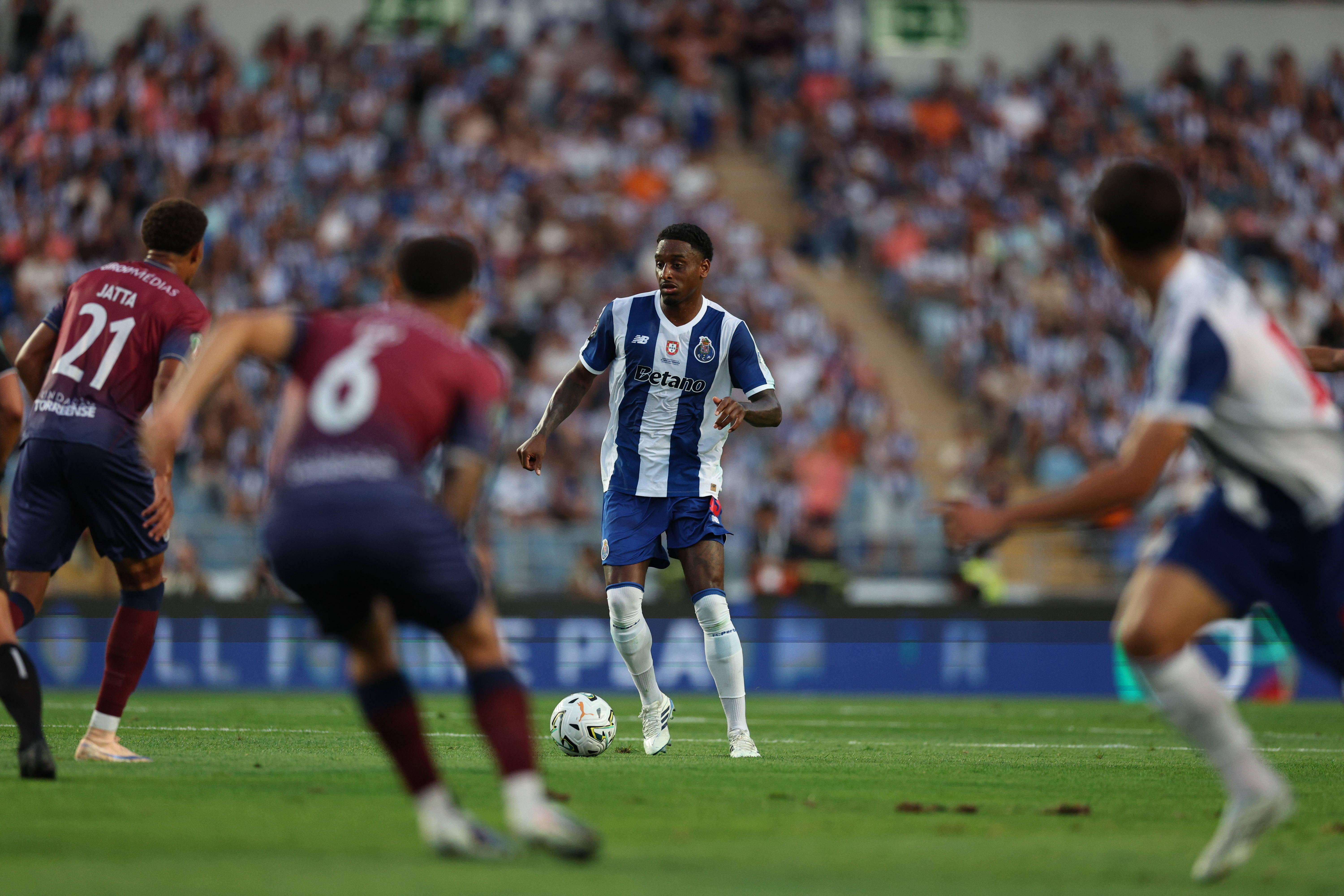 Pablo Rosário controla o esférico. Foto: IMAGO (FC Porto-Torreense)