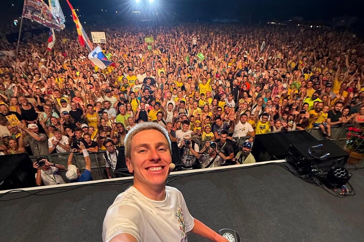 Pogacar feliz, em casa, depois da quinta vitória no Tour. Instagram Tadej Pogacar