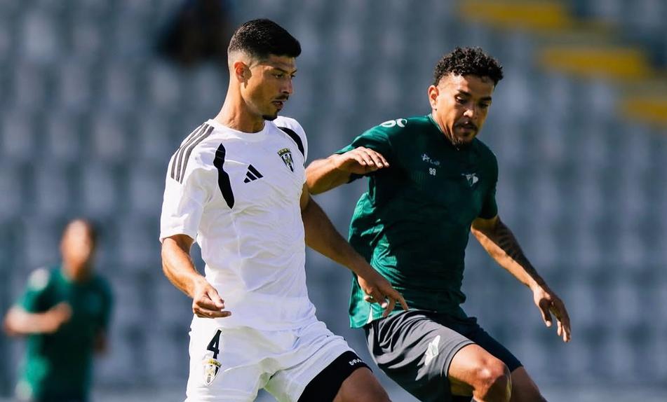 Yan Maranhão (a pressionar o amarantino João Filipe) marcou um dos golos do triunfo minhoto - Foto: Moreirense