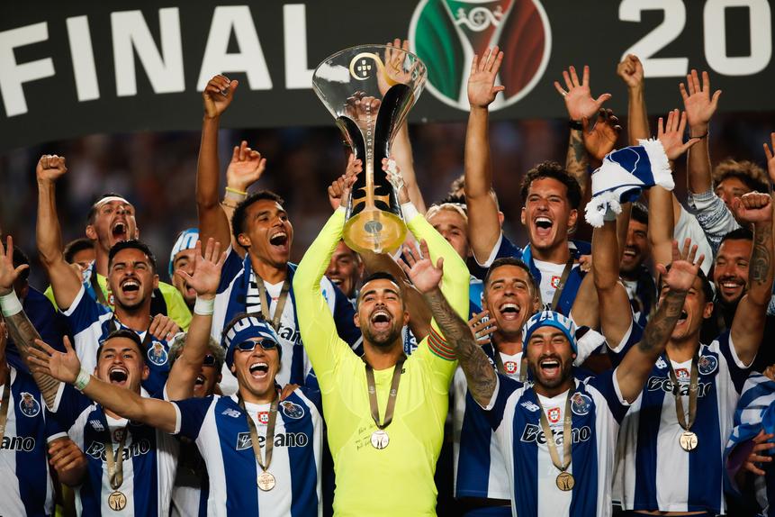 FC Porto festeja a 25.ª Supertaça do seu historial - FOTO: PAULO CUNHA/LUSA