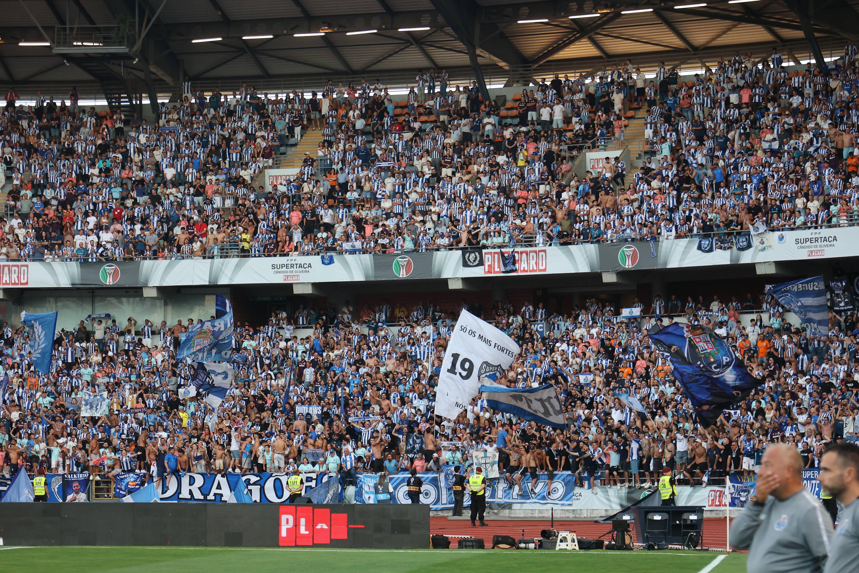 Moldura humana no Estádio Cidade de Coimbra. Foto: IMAGO (FC Porto-Torreense)