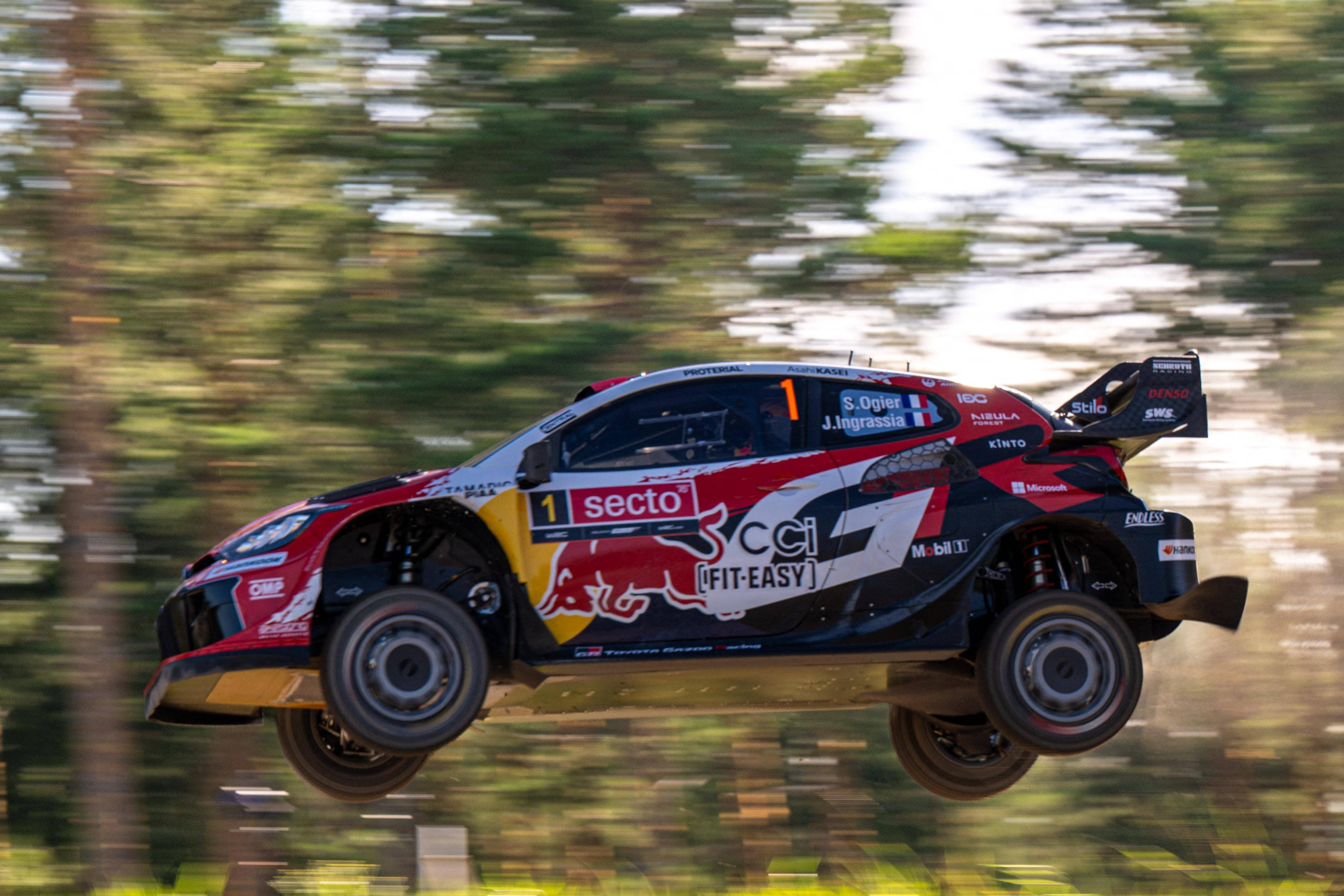 Sébastien Ogier foi transportado ao hospital e ainda não se sabe se tem lesões graves. IMAGO