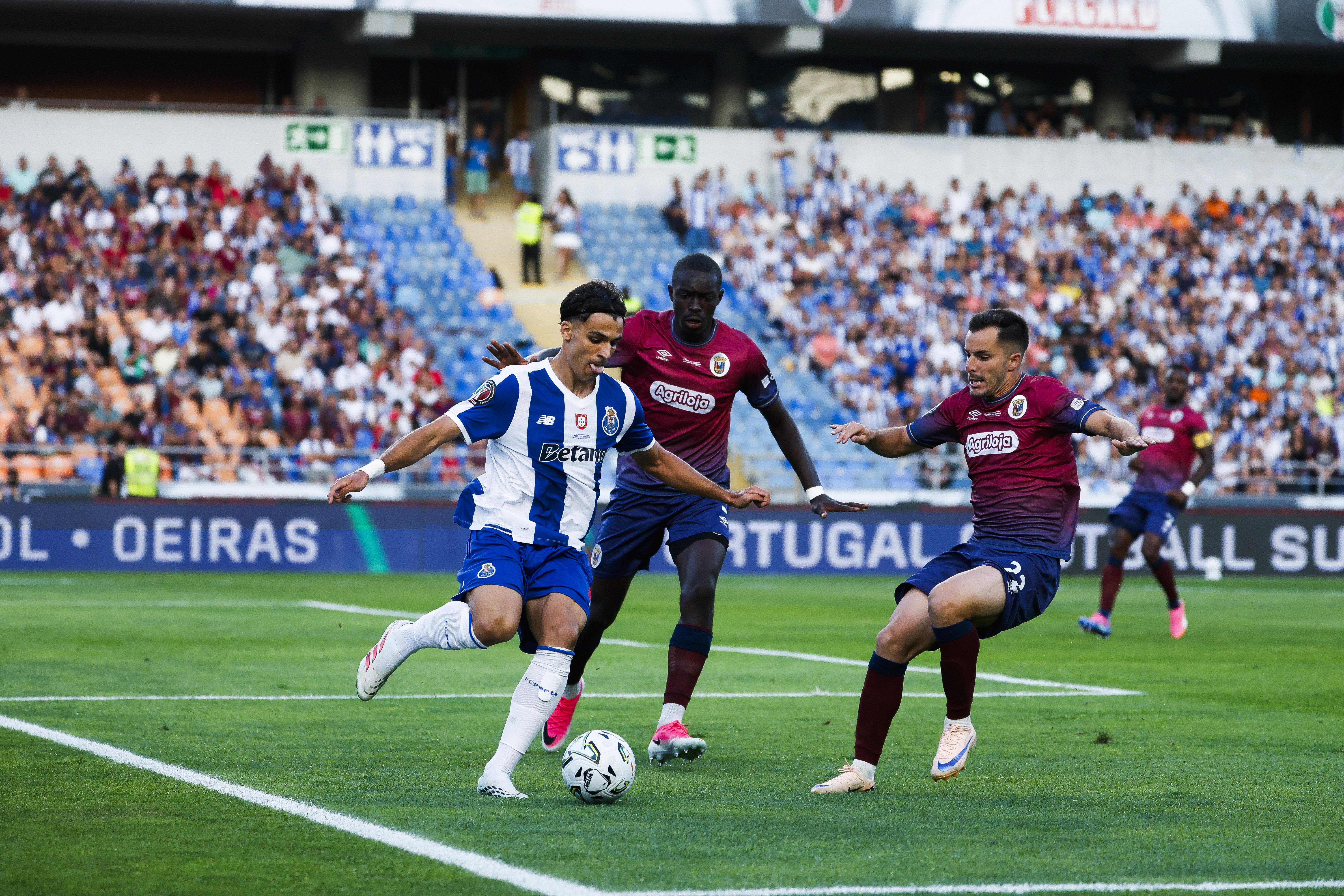 Gabri Veiga tenta arranjar uma solução. Foto: FPF (FC Porto-Torreense)