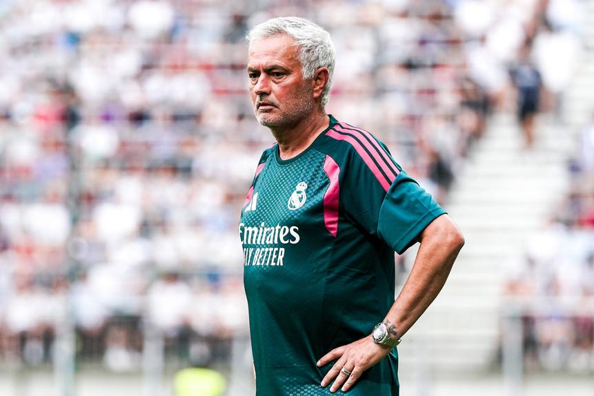 José Mourinho durante a partida - Foto: IMAGO