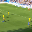 VÍDEO: golaço do meio da rua de Toni Martínez no seu segundo jogo pelo Alavés