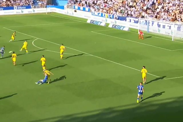 VÍDEO: golaço do meio da rua de Toni Martínez no seu segundo jogo pelo Alavés