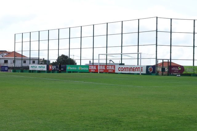 Balizas mais pequenas e um relvado com lombas: Racing Power jogou sob protesto na Madeira (fotos)