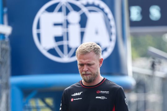 Kevin Magnussen suspenso por uma corrida