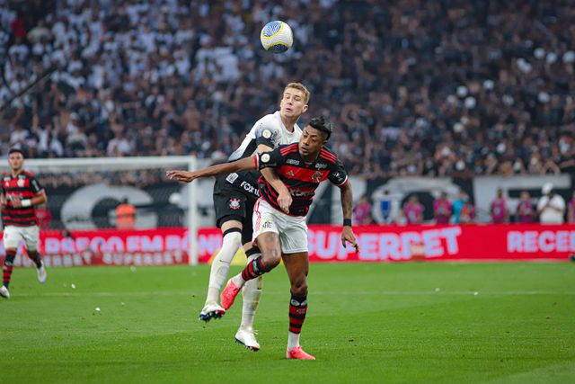 Corinthians vence Flamengo em jogo com três expulsões